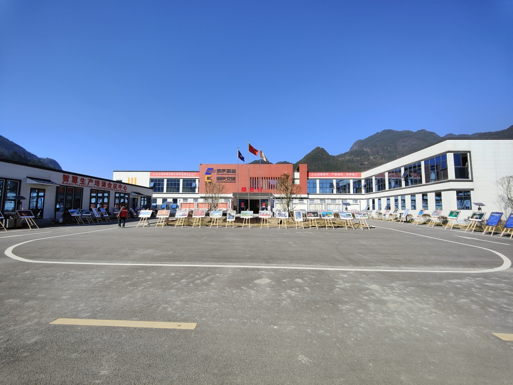 2022年11月14日，沉庆俄罗斯专享会公路建设史上摄影展初次走进建设工地——巫云开公司组织“贯彻落实党的二十大心灵 致力开创巫云开建设新局面——巫云开俄罗斯专享会摄影巡展”。 (1)